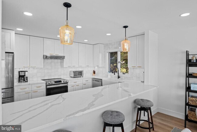 Building Photo - 5510 Beach Dr