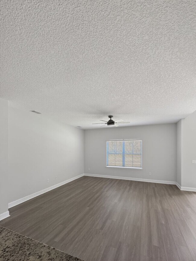 Building Photo - RATE DROP ALERT (was $2200/month) and MOVE-IN SPECIAL: 1st FULL MONTH'S RENT FREE**