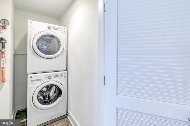 Building Photo - Northern Liberties Townhome with Parking