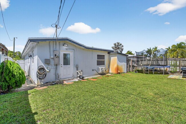 Building Photo - 554 NW 46th St