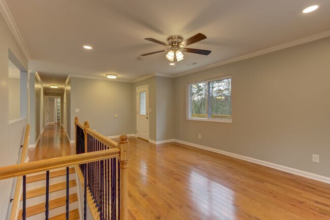 Building Photo - 5 bed 3 bath - Gorgeous Large Family Home ...