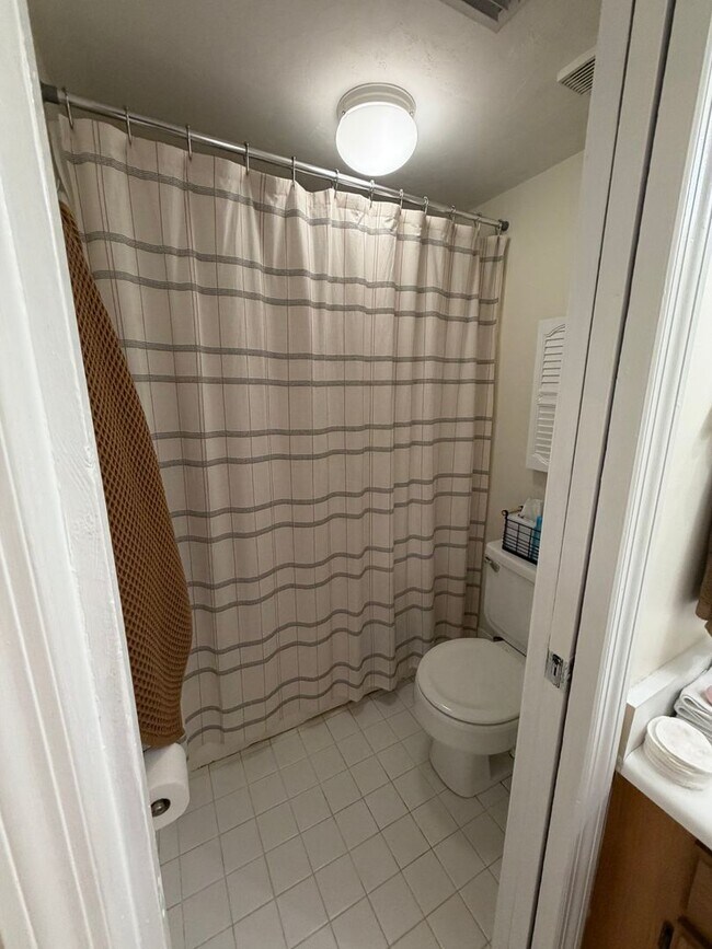 Building Photo - Large Studio Condo Downtown Walking Distance to the Florida State Capitol
