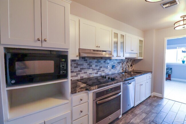 Building Photo - 825 Bayshore Dr