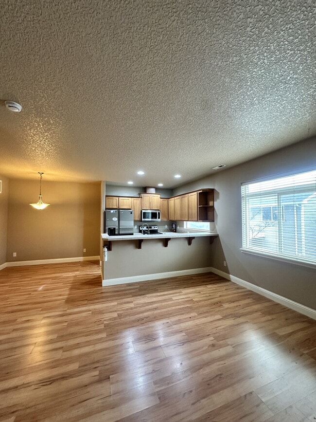 Building Photo - Beautiful 3-Bedroom Townhome in Hidden Glen