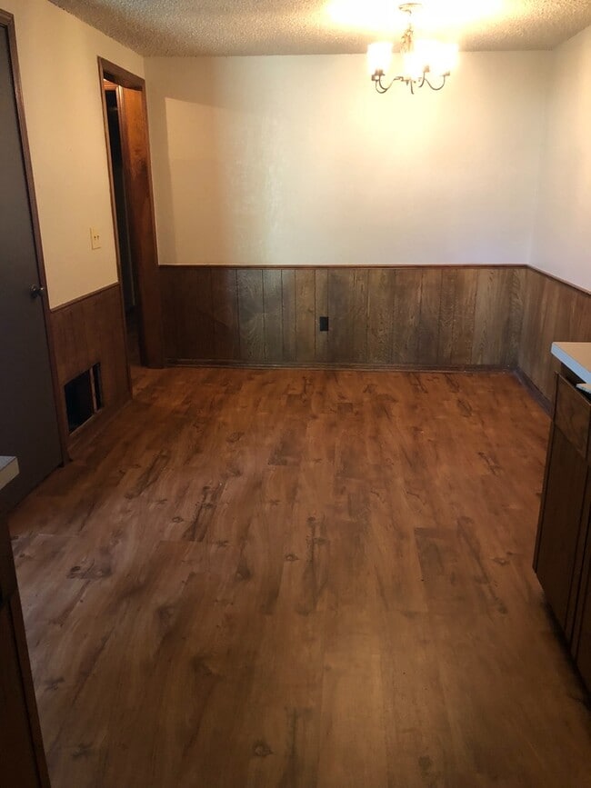Building Photo - Updated home near I-44, Amazon, Will Roger...