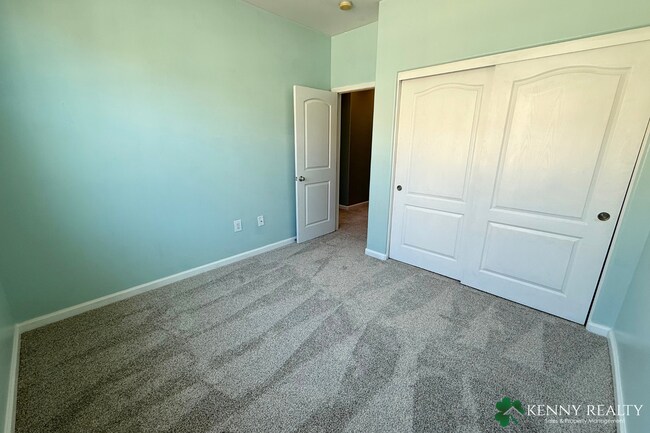 Building Photo - Spacious 3 bedroom, 2.5 Bathroom Condo w/ ...