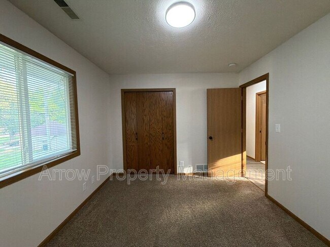 Building Photo - 535 Oak St