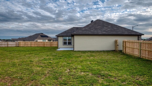 Building Photo - Spacious Single-Family Home Available Now!
