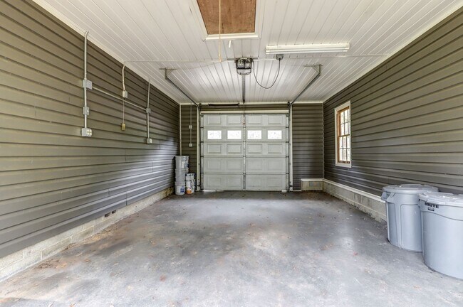 Building Photo - 3 Bedroom 1 Bath House in Wake Village, TX!