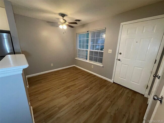 Building Photo - 1902 Rosewood Ct