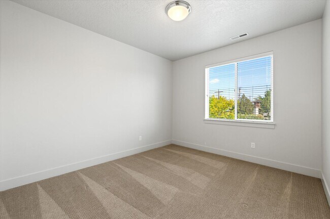 Building Photo - 174 S Kestrel Pl