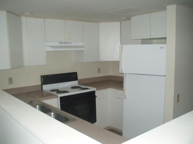 Building Photo - 413 6th Ave