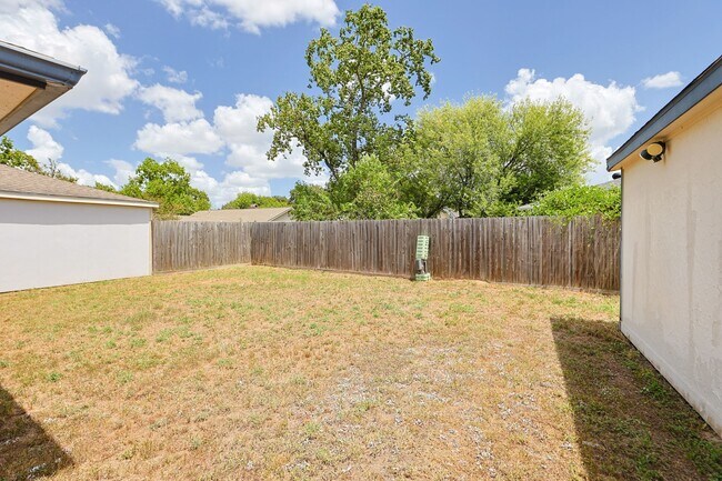 Building Photo - 815 Park Meadow Dr