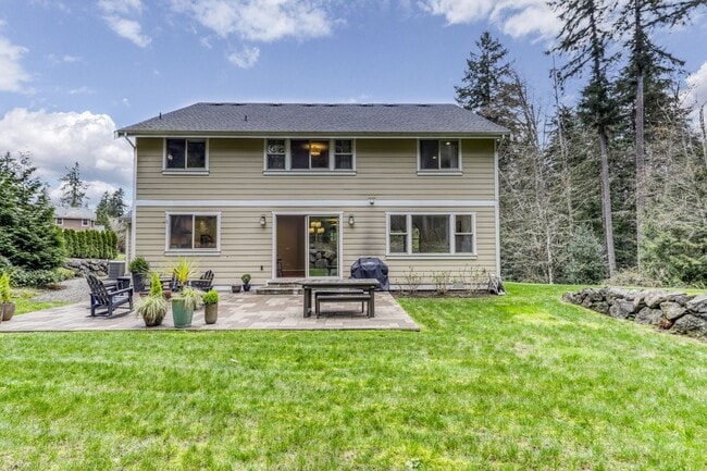 Building Photo - Gorgeous Large Home