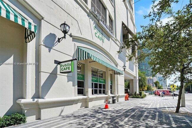 Building Photo - 999 SW 1st Ave