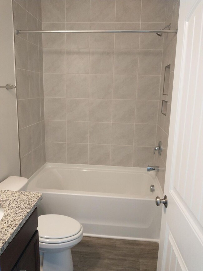 Building Photo - Beautiful Home in Gardner!  4 bedroom 3 fu...