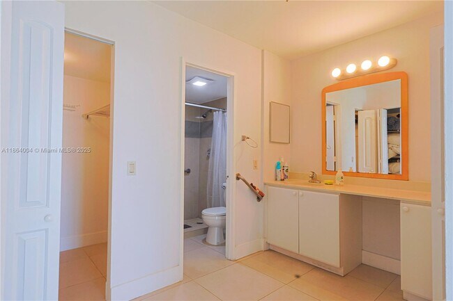 Building Photo - 3701 N Country Club Dr