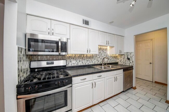 Building Photo - 5300 Carriage Way Dr