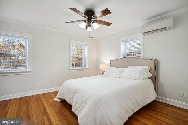 Building Photo - Gorgeous, Sun-lit,Townhouse in Alexandria