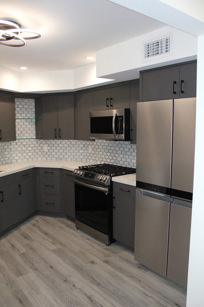 KITCHEN - 723 Westmount Dr