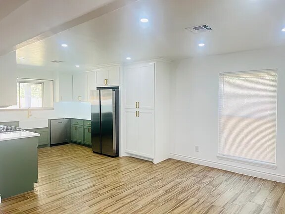 Building Photo - 4041 Thunderbird Dr