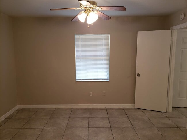 Building Photo - 3 Bed, 2 Bath, 1 Car garage.