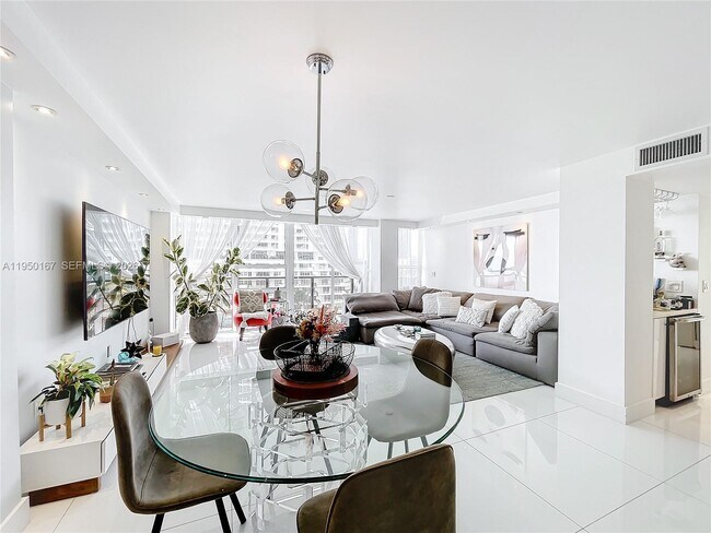 Building Photo - 600 NE 36th St