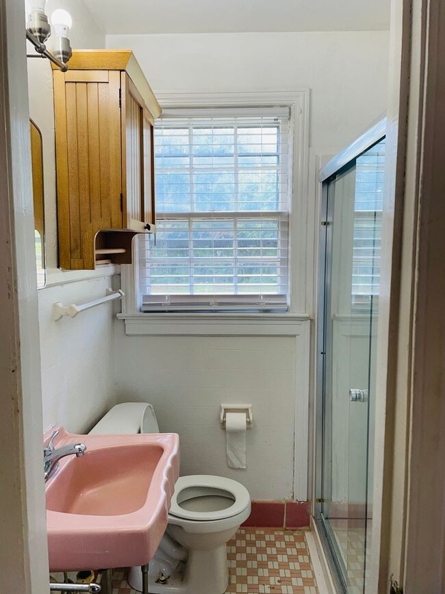 Building Photo - 2 Bedroom, 1 Bathroom in Olympia - Available Now!