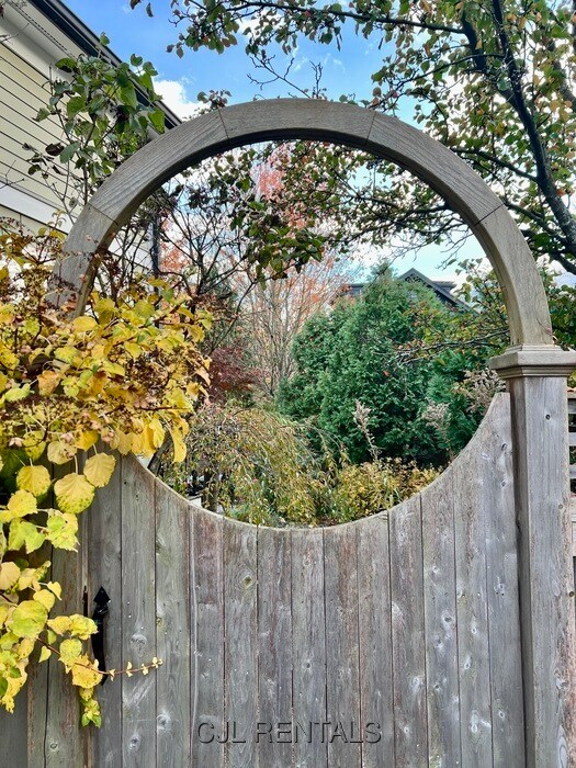 Building Photo - 150 Vassal Ln