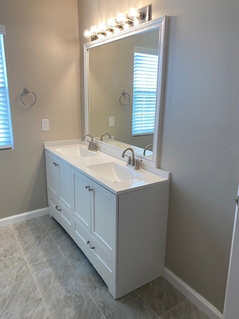 Upstairs Bath - 404 S Texas Dr