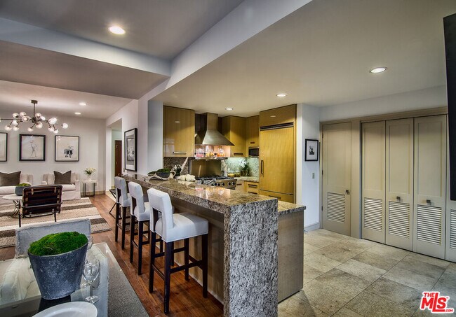 Building Photo - 447 N Doheny Dr