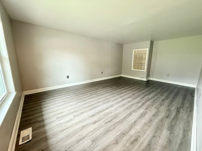 Building Photo - Three bedroom townhouse in beautiful Whitp...