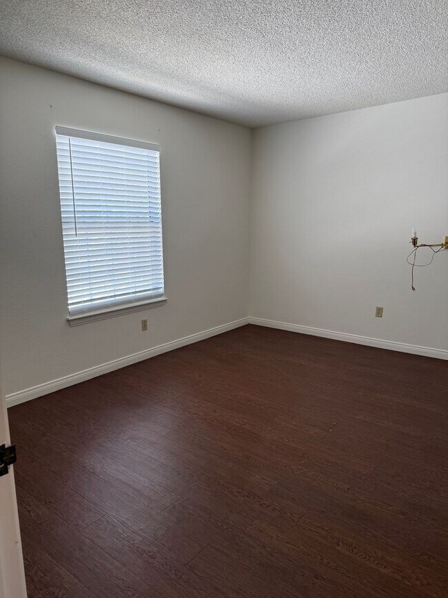Building Photo - Great Condo