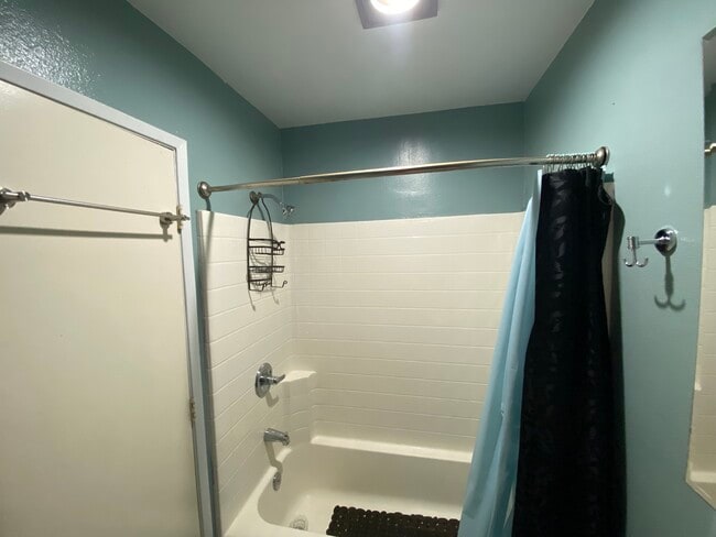 Building Photo - 3030 Valle Vista Dr