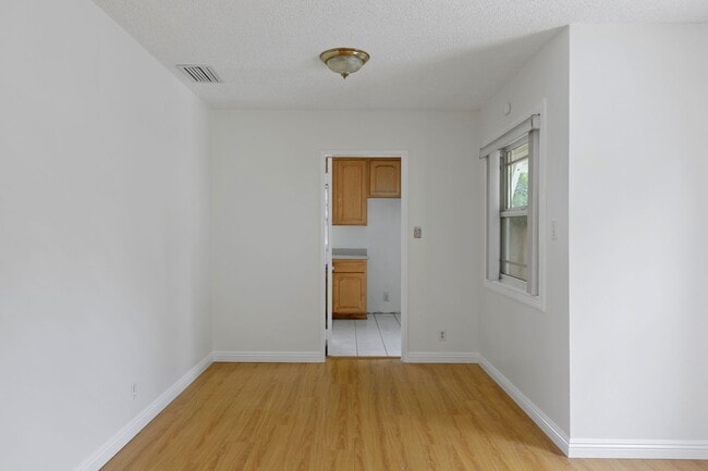 Building Photo - Charming 3 Bedroom / 1.5 Bathroom Home in ...