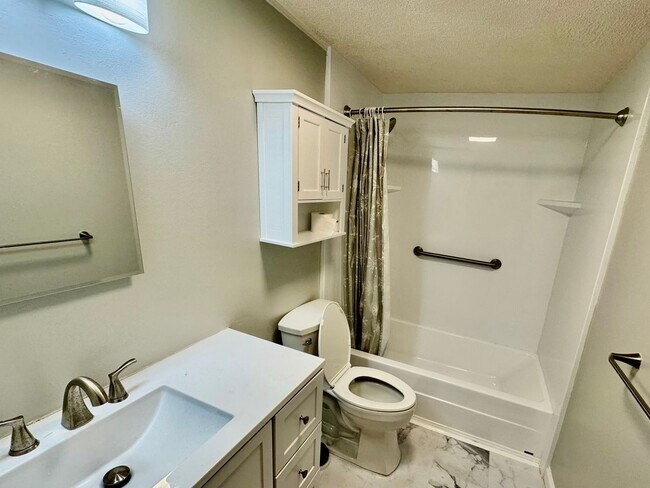 Building Photo - Spacious Split Level 3/1.5 House in Baldwi...