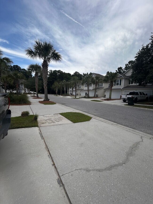 Building Photo - Amazing 3BR Townhome in The Pines at Charleston Park!