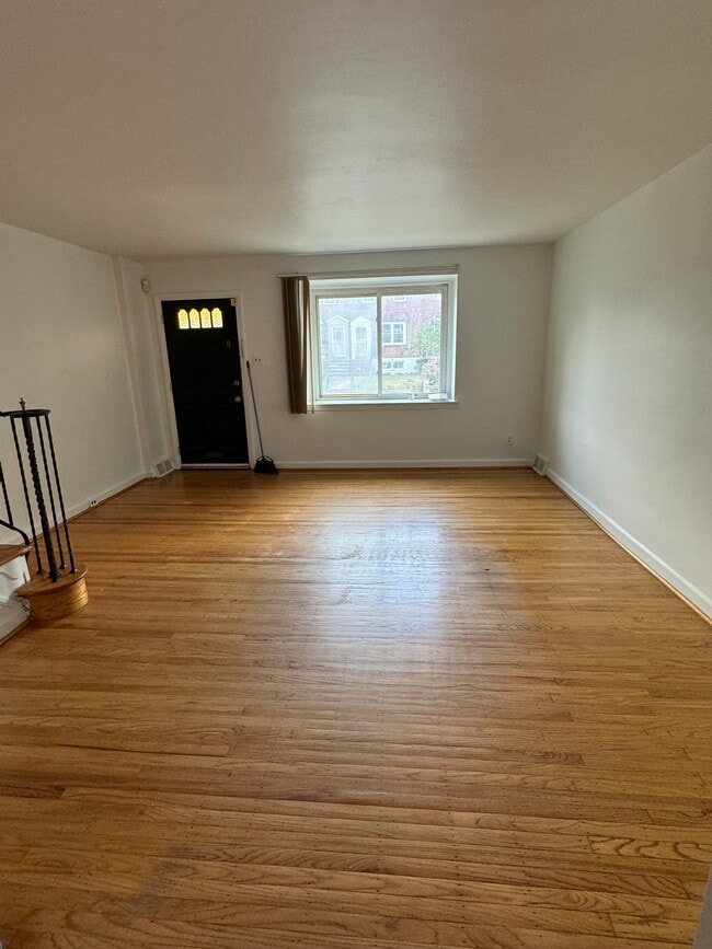 Living room 3 - 205 W Colonial St