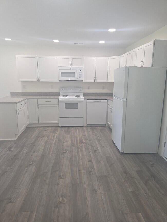 Building Photo - 745 River Rd