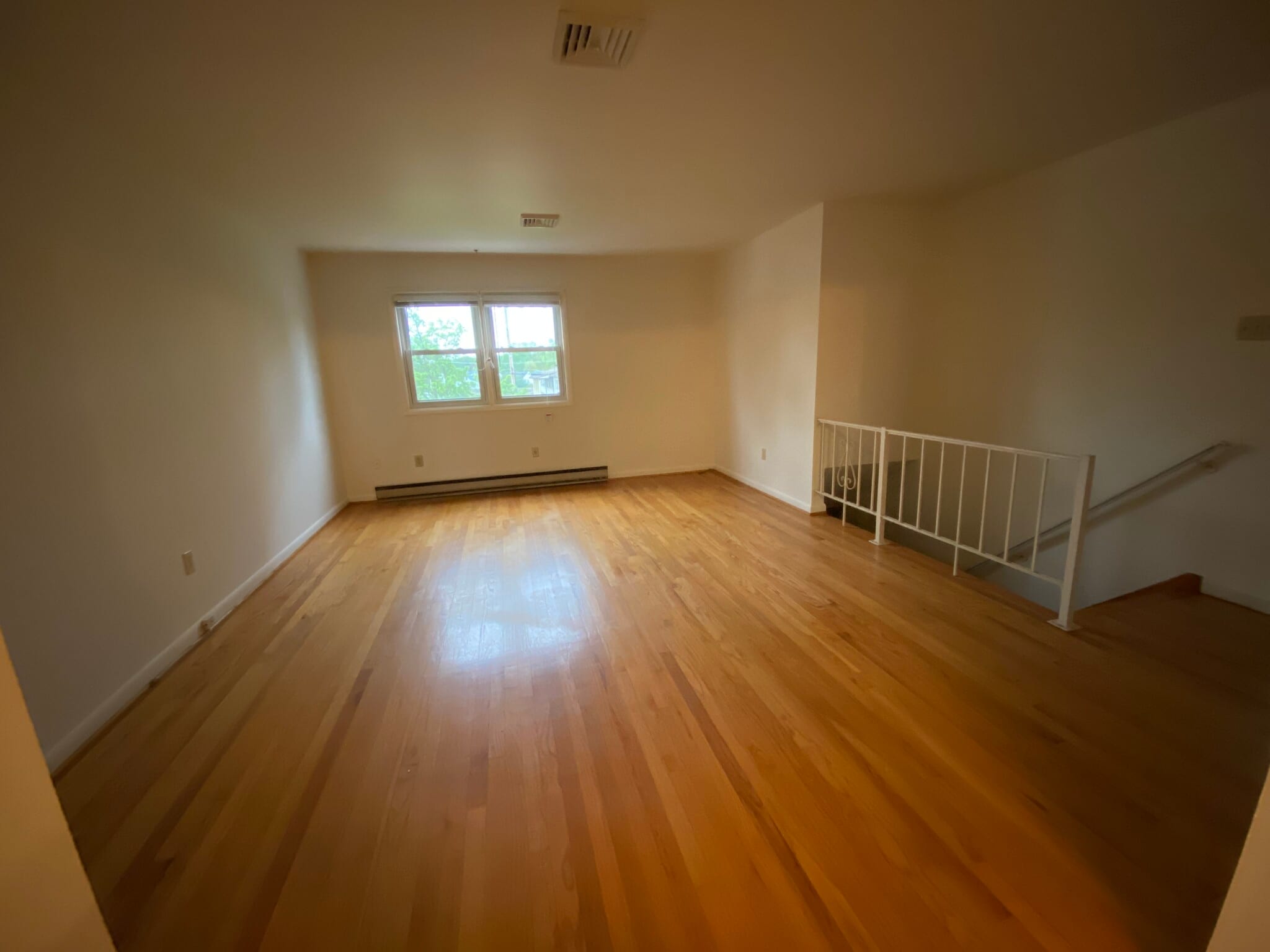 large family room - 923 St Clair St