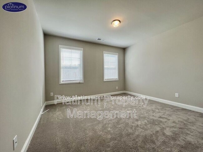 Building Photo - 2360 Manor Pointe Dr