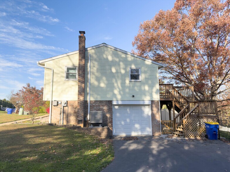 Building Photo - 2231 Donough Dr