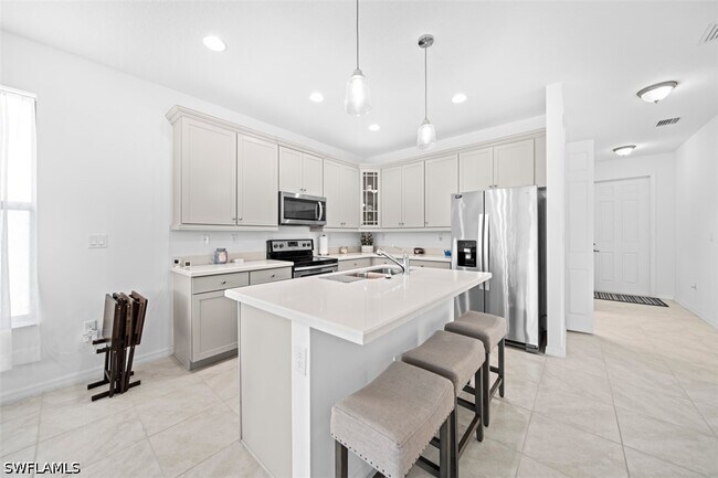 Building Photo - 5535 Useppa Dr