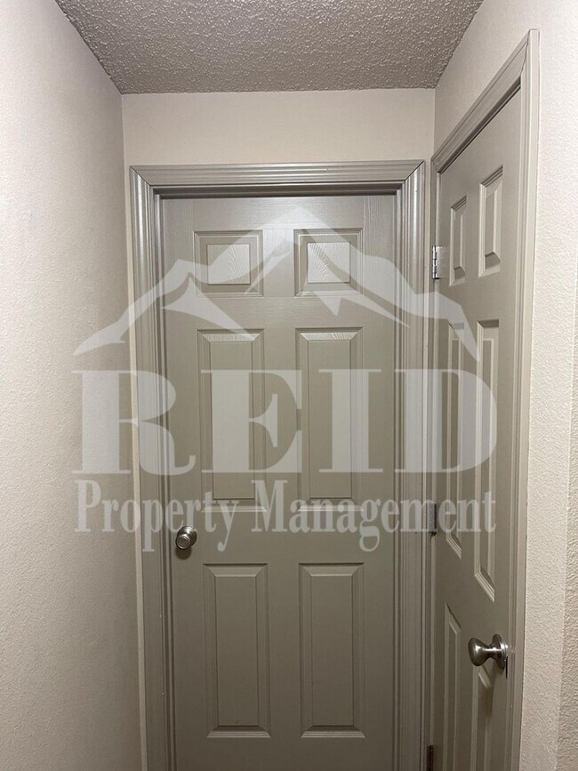 Building Photo - DUPLEX - 2 BED 1 BATH WITH 1 CAR GARAGE IN CENTRAL PORT ORCHARD!