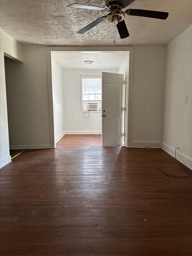 Building Photo - 1105 N McLemore Ave
