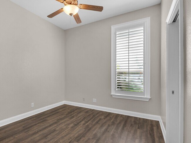 Building Photo - Gorgeous 3B/2.5B Home in Emerald Lakes Gat...