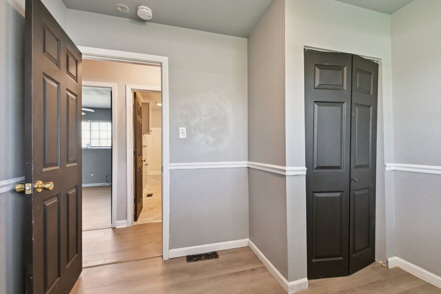 Building Photo - 1604 Parklane Dr