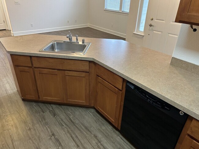 Building Photo - NB T 403-405