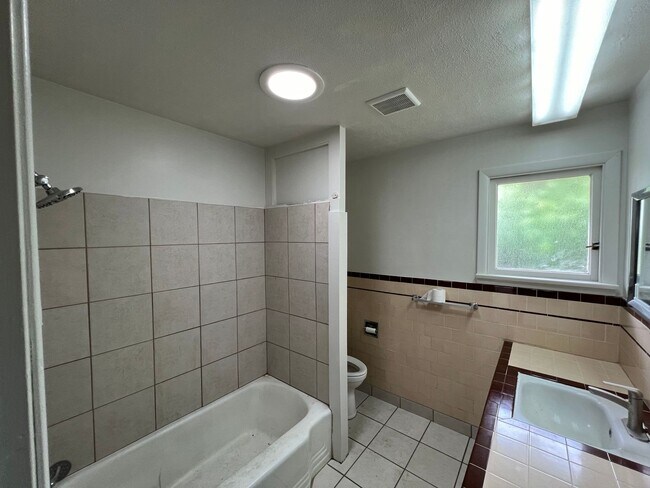 Building Photo - Bremerton Duplex