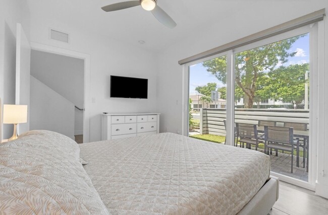 Building Photo - 1367 N Ocean Blvd